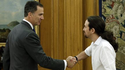 Pablo Iglesias (à droite), leader du parti anti-austérité Podemos, a rencontré le roi d'Espagne Felipe VI, le 22 janvier 2016 à Madrid, pour lui annoncer son intention de former un gouvernement d'alliance avec le Parti socialiste. (ANGEL DIAZ / EFE)