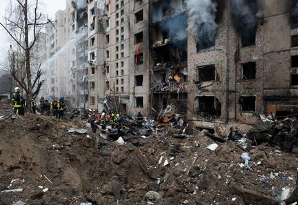 Des pompiers interviennent dans un immeuble à Kiev (Ukraine) après une attaque de missiles russes, le 2 janvier 2024. (DANYLO ANTONIUK / ANADOLU / AFP)