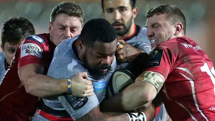 La puissance de Mathieu Bastareaud (GEOFF CADDICK / AFP)