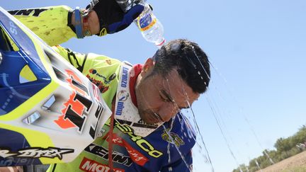 Juan Garcia Pedrero (Sherco) essaye de se rafraîchir à l'arrivée de la 2e spéciale du Dakar 2017 (ERIC VARGIOLU / E.V.A.)