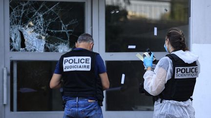 Des agents de la police scientifique inspectent l'immeuble incendié dans un quartier populaire de la ville de Nice (Alpes-Maritimes), le 18 juillet 2024. (VALERY HACHE / AFP)