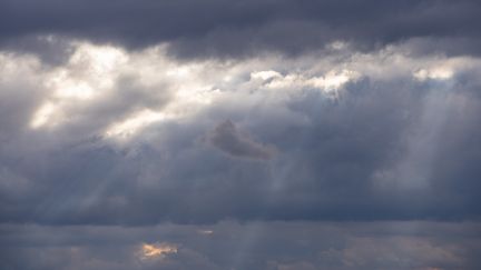 Un ciel sombre et menaçant avec des nuages gris annonçant la pluie, le 18 novembre 2019. (JEAN-MARC BARRERE / HANS LUCAS / AFP)