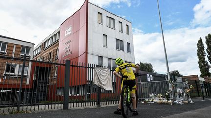 Les hommages se multiplient depuis vendredi au collège Pierre-Simon de Laplace. (MARTIN ROCHE / OUEST-FRANCE / MAXPPP)