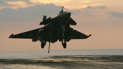 Un Rafale atterrit sur le porte-avions "Charles-de-Gaulle" le 20 avril 2011 en M&eacute;diterran&eacute;e, dans le cadre de l'op&eacute;ration militaire en Libye. (ALEXANDER KLEIN / AFP)