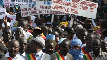 Des dizaines d'habitants du Nord du Mali d&eacute;filent &agrave; Bamako pour demander une intervention contre les extr&eacute;mistes islamistes, le 11 octobre 2012. (HAROUNA TRAORE / SIPA)