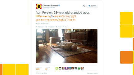 Le grand-p&egrave;re de Robin van Persie reproduit le geste de l'attaquant n&eacute;erlandais contre l'Espagne, le 18 juin 2014. (FERENC TRIKI / OMROEP BRABANT / TWITTER)