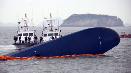 Le 17 avril 2014.&nbsp;l'&eacute;pave du ferry pr&egrave;s de l'&iuml;le de&nbsp;Jeju &agrave; Jindo en Cor&eacute;e du sud (ED JONES / AFP)