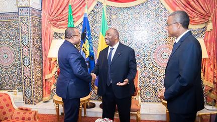 Le président du Gabon Ali Bongo avec son Premier ministre Julien Nkoghe Bekalé à Libreville, le&nbsp;25 février 2019. (AFP/ Présidence gabonaise)