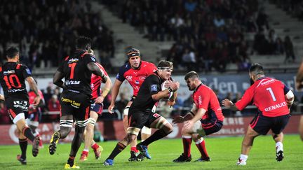 Les joueurs de Narbonne face à la muraille d'Aurillac (AGENCE AURILLAC / MAXPPP)