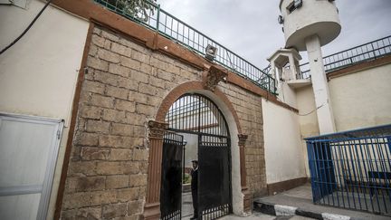 Policiers devant une prison égyptienne, février 2020. (KHALED DESOUKI / AFP)