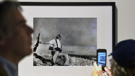 La plus célèbre photo de Robert Capa sur la guerre d'Espagne (1936), objet de nombreuses controverses. Ici, lors d'une exposition en Italie en 2013. (GABRIEL BOUYS / AFP)