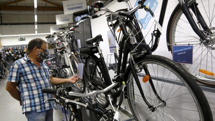 Un client au rayon vélo d'un magasin Décathlon à Marseille en septembre 2020. (VALLAURI NICOLAS / MAXPPP)