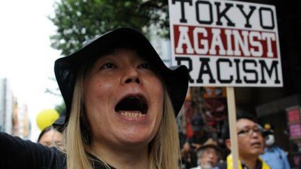 Des milliers de Japonais défilent régulièrement dans les rues de Tokyo pour dénoncer les actions des groupes d'extrême-droite contre les Coréens de la capitale. (AFP PHOTO / Yoshikazu TSUNO)