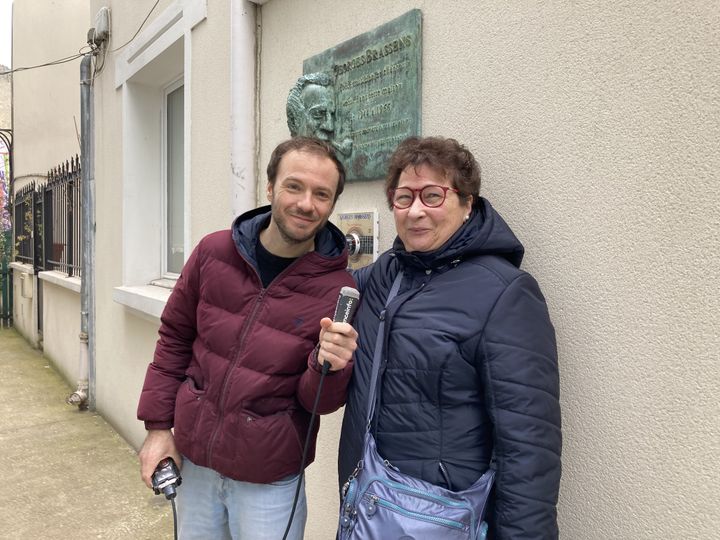 Impasse Florimont, nous croisons Françoise venue découvrir la façade de la maison de Georges Brassens qu'elle a connu jadis. (INGRID POHU / RADIO FRANCE)