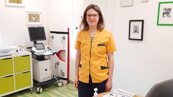 Laurence Crenn, vétérinaire à Lons-le-Saunier (Jura) est présidente de l'association Véto Entraide, qui propose une plateforme d'écoute téléphonique aux vétérinaires en détresse. (SANDRINE ETOA-ANDEGUE / FRANCEINFO)