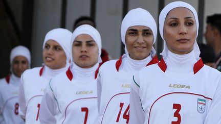 L'&eacute;quipe iranienne de football f&eacute;minin, avant son match de qualification pour les JO de Londres, face &agrave; la Jordanie, &agrave; Amman (Jordanie) le 3 juin 2011. (ALI JAREKJI / REUTERS)