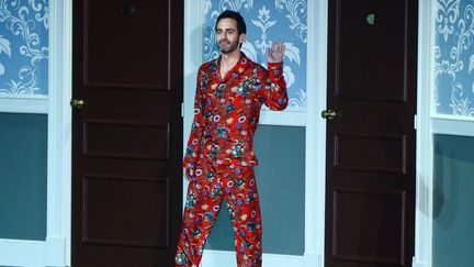 Marc Jacobs salue au défilé Louis Vuitton ah 2013, à Paris
 (Martin Bureau )