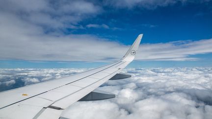 Vue à travers le hublot d'un avion, le 5 juillet 2017. (NICOLAS LIPONNE / NURPHOTO / AFP)