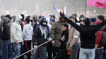 Des manifestants masqu&eacute;s se m&ecirc;lent &agrave; la foule d'opposants au mariage pour tous, &agrave; Paris, le 26 mai 2013. (PASCAL ROSSIGNOL / REUTERS)