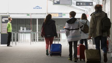 Des passagers à l'aéroport de Bruxelles-Zaventem (Belgique) le 3 avril 2016. (BENOIT DOPPAGNE / BELGA)