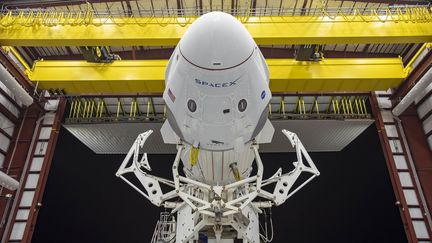 La capsule Crew Dragon et la fusée Falcon 9 de SpaceX en position horizontale, le 21 mai 2020, au Centre spatial Kennedy (Floride, Etats-Unis). (SPACEX / AFP)