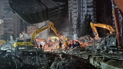 Les secours se pressent dans les décombres d'un immeuble d'Adana, dans le sud-est de la Turquie, frappé par un puissant séisme dans la nuit du 5 au 6 février. (Marie-Pierre Verot / franceinfo)