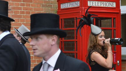 Des turfistes assistent &agrave; l'ouverture des courses &agrave; Ascot (Royaume-Uni), le 18 juin 2013. (TOBY MELVILLE / REUTERS)