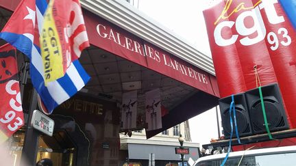  (La CGT, FO et Sud appelaient à manifester contre le travail du dimanche devant les galeries Lafayette © RF/Nicolas Mathias)