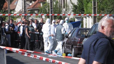 Des policiers inspectent le trottoir o&ugrave; ont &eacute;t&eacute; retrouv&eacute;s les restes humains, le 2 septembre 2014 &agrave; Villepinte (Seine-Saint-Denis). (  MAXPPP)