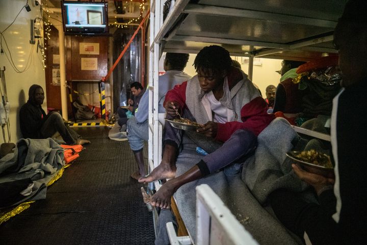 Les 32 migrants à bord du Sea Watch depuis le 22 décembre se protègent du mauvais temps dans un espace de 30 m2. (FEDERICO SCOPPA / AFP)