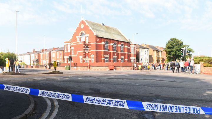 La mosquée de Southport, qui a rouvert, est toujours surveillée par les forces de l'ordre pour éviter tout nouveau débordement. (PETER POWELL / AFP)