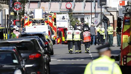 Des policiers et des membres des équipes de secours près de la station de métro Parsons Green, à Londres (Royaume-Uni), après un attentat, le 15 septembre 2017. (ADRIAN DENNIS / AFP)