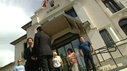 Dominique et Mohammed devant la mairie de Jacob-Bellecombette (Savoie), pr&egrave;s de Chamb&eacute;ry, le 14 septembre 2013.&nbsp; (FRANCE 3 ALPES / FRANCETV INFO)