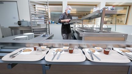 Une cantine scolaire à&nbsp;Lys-lez-Lannoy (Nord), le 11 mai 2021. (MAXPPP)