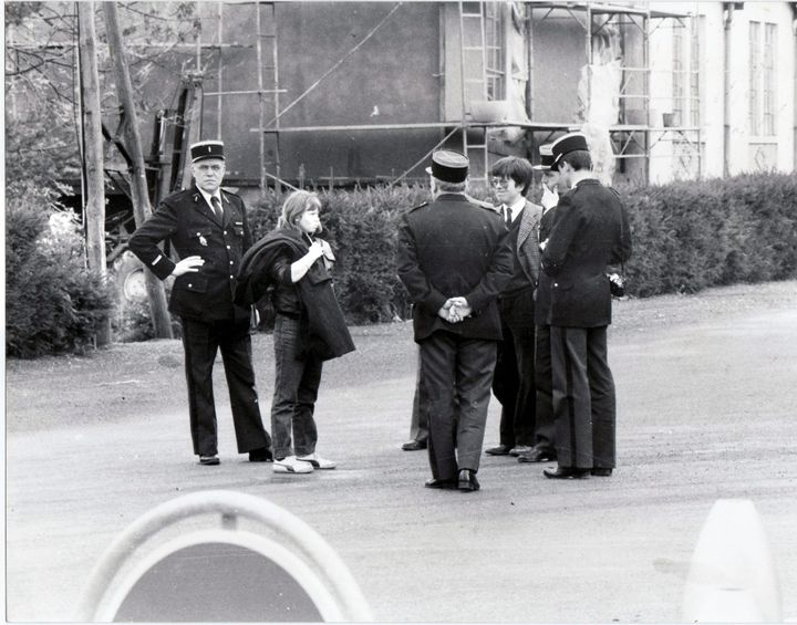 Murielle Bolle entourée des gendarmes et du juge Lambert le 7 novembre 1984. (MAXPPP)