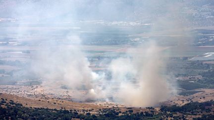 De la fumée s'échappe dans le ciel après un tir de roquette depuis le sud du Liban dans la région de Haute Galilée en Israël, le 21 juillet 2024. (JALAA MAREY / AFP)