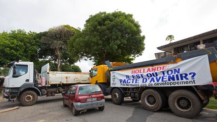 Un barrage routier, à Cayenne (Guyane), le 26 mars 2017. (JODY AMIET / AFP)