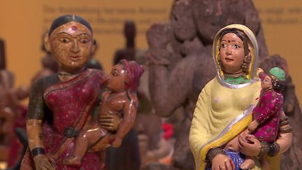 Sculptures de l'exposition "Mère et Enfant" présentée au Musée des Cultures à Bâle (B. Stemmer / France Télévisions)