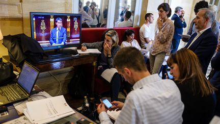 &nbsp; (La salle des Quatre colonnes où se croisent presse et députés était pleine pour la déclaration de Manuel Valls © MaxPPP)