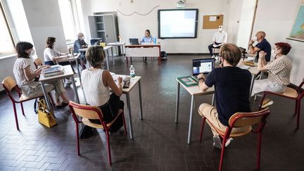 En Italie, les élèves de Terminale passent le Colloquio, l'équivalent du Grand Oral du bac, devant sept personnes,&nbsp;parmi lesquels trois de leurs enseignants.&nbsp; (TINO ROMANO / MAXPPP)