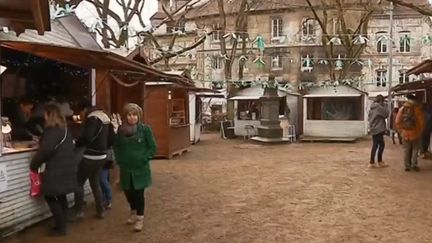 La ville de Besançon (Doubs) a fait de son marché de Noël une marque de fabrique, où la production locale a toute sa place sous les sapins. (France 3)