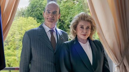 Michel Vuillermoz et Catherine Deneuve dans "Bernadette" de Léa Domenach (2023). (WARNER BROS. FRANCE)