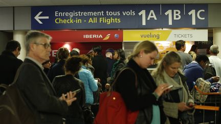 Des voyageurs patientent &agrave; l'a&eacute;roport d'Orly lors d'une gr&egrave;ve des contr&ocirc;leurs a&eacute;riens, le 8 avril 2015. (THOMAS SAMSON / AFP)