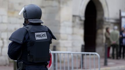 Un policier pr&egrave;s d'une &eacute;glise &agrave; Villejuif (Val-de-Marne), pr&egrave;s de Paris, le 26 avril 2015. (KENZO TRIBOUILLARD / AFP)