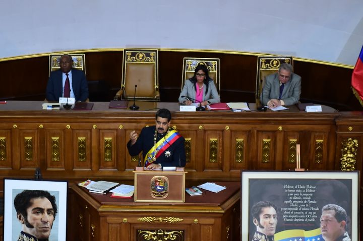 Le président vénézuélien Nicolas Maduro, jeudi 10 août 2017 à Caracas, face à l'Assemblée constituante&nbsp;chargée de réécrire la Constitution. (RONALDO SCHEMIDT / AFP)