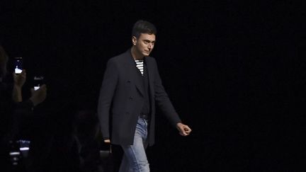 Hedi Slimane lors d'un défilé à Paris (28 septembre 2018)
 (Anne-Christine Poujoulat / AFP)