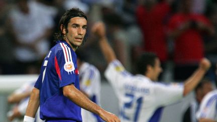 Robert Pirès lors de la défaite de l'équipe de France en quarts de finale de l'Euro 2004 contre la Grèce, le 25 juin 2004. (FRANCK FIFE / AFP)