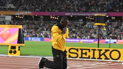 Usain Bolt a effectué un tour d'honneur au sein du stade olympique de Londres.  (BERND THISSEN / DPA)