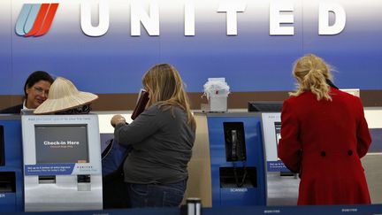 Comptoir Unites Airlines à l'aéroport de Chicago (USA). (KAMIL KRZACZYNSKI / EPA)