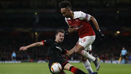 Pierre-Emerick Aubameyang (à droite) est taclé par&nbsp;Damien Da Silva (à gauche) en 8e de finale retour de Ligue Europa, le 14 mars 2019.&nbsp; (IAN KINGTON / AFP)